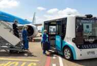 Een autonoom rijdend busje van Ohmio vervoert de bemanning van een KLM Cityhopper op Schiphol.