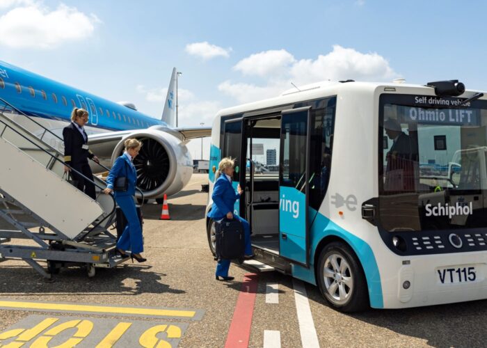 Een autonoom rijdend busje van Ohmio vervoert de bemanning van een KLM Cityhopper op Schiphol.